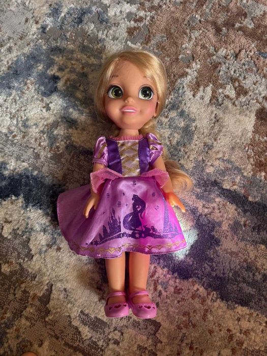 Papusa rapunzel cu par blond lung si rochie mov cu detalii aurii