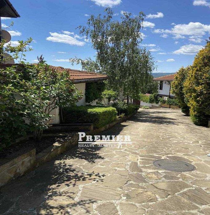 Предлагаме за продажба двуетажна къща в село Горица