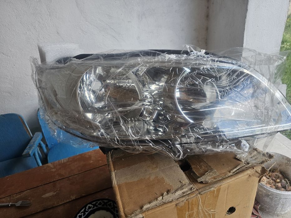 Продам фары на пежо 301