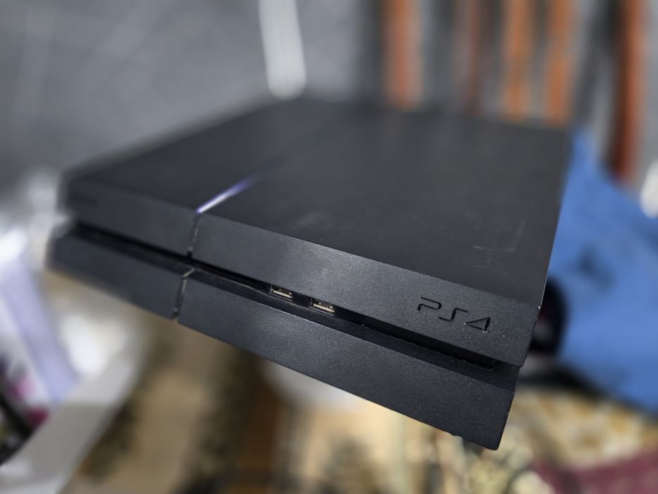 Продам PS4 + 700+ игр