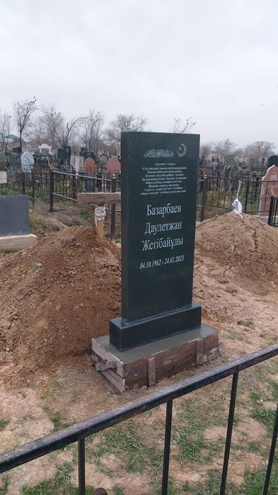 Көк тас, ескерткіштер, памятники