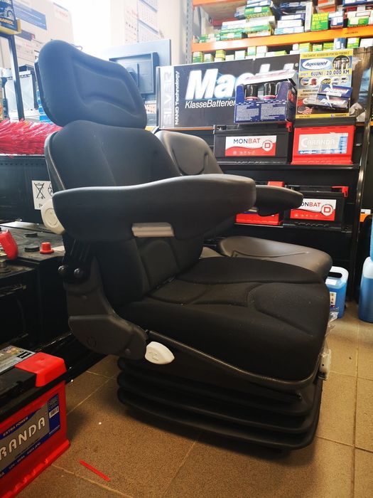 Scaun pneumatic tractor cu compresor incorporat la 12v scaunul este un