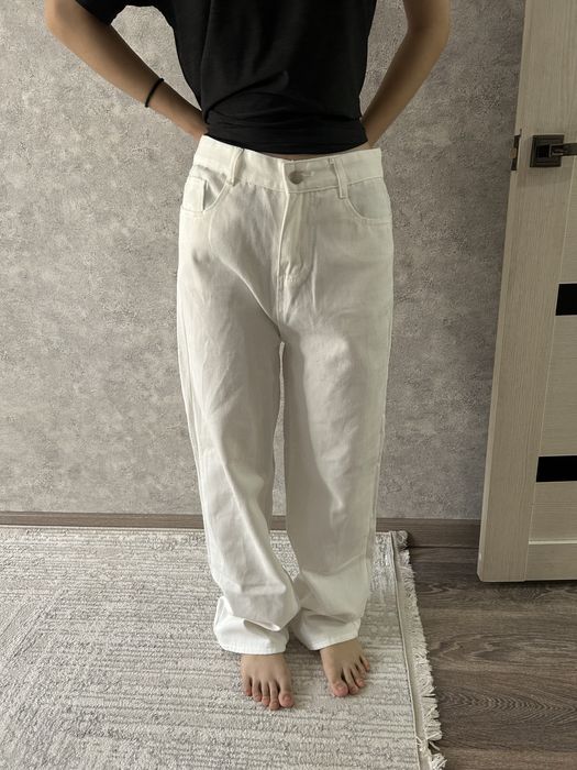 Белые прямые джинсы