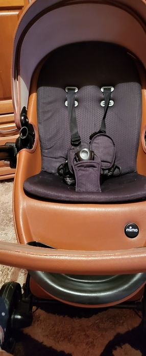 Мима хари две в едно