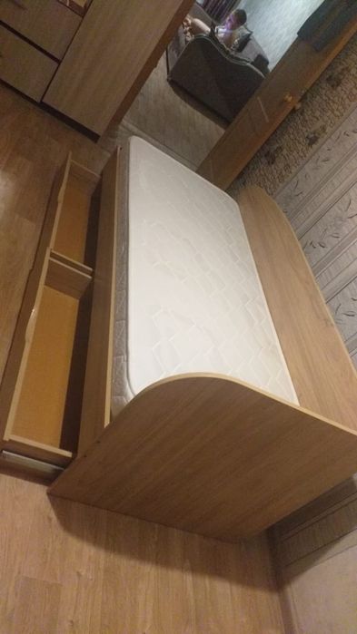 Продаём кровать с матрасом