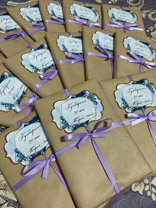 Тойбастарға кітап наклейкамен