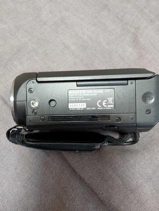 видеокамера Sony HDR-CX240E