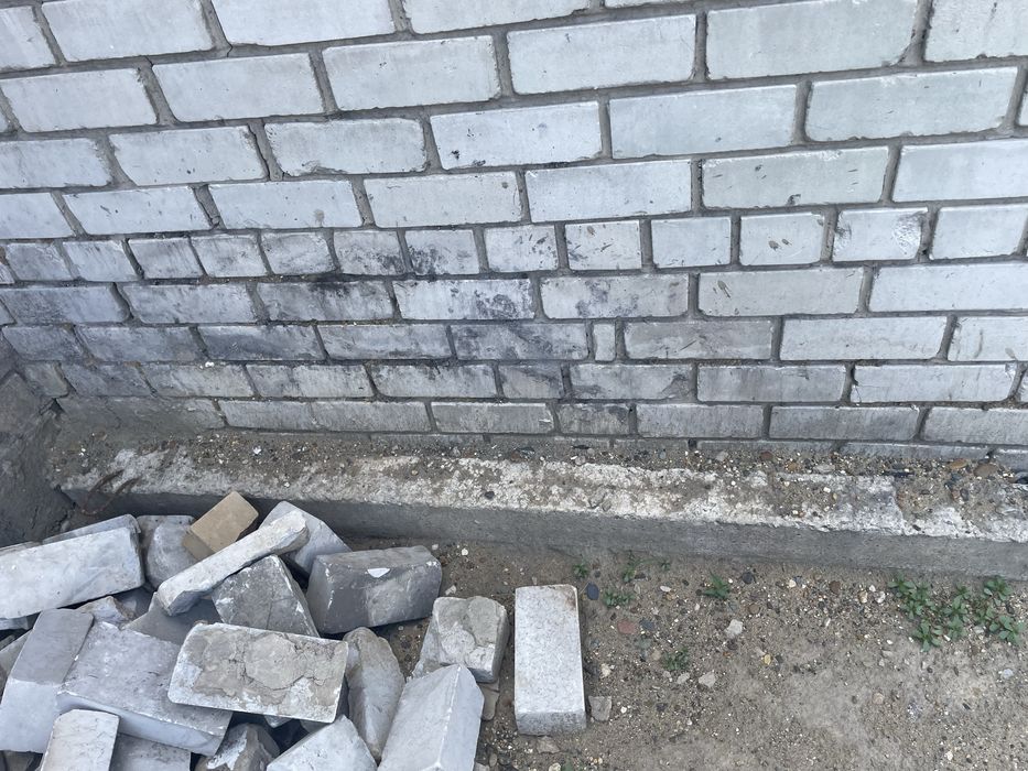 Продам 2 карандаша примерно 2.5 м