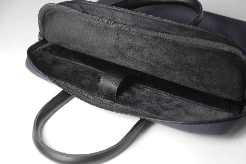 Очень хорошие сумки внутри материал обычный Астар!