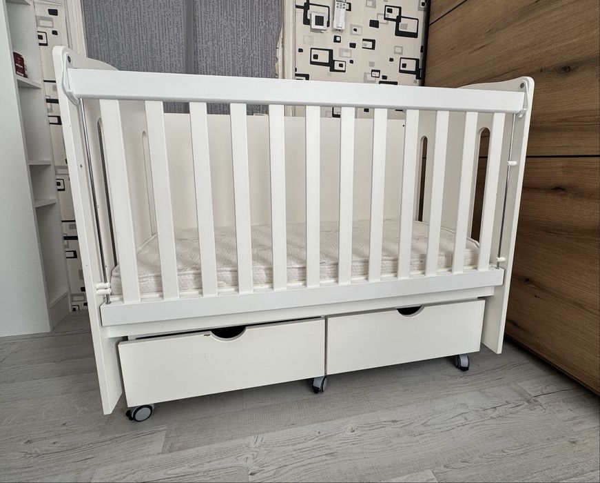 Бебешка кошара с люлеещ механизъм от MDF