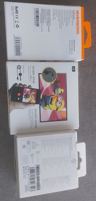 Vând o pereche de căști, Chromecast un smartwatch