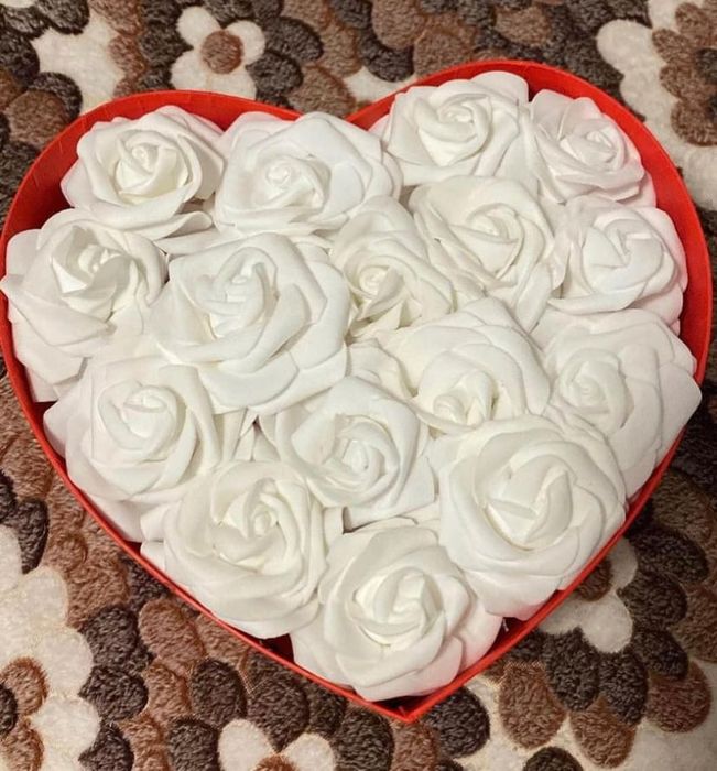 Кутия с вечни рози и перлички