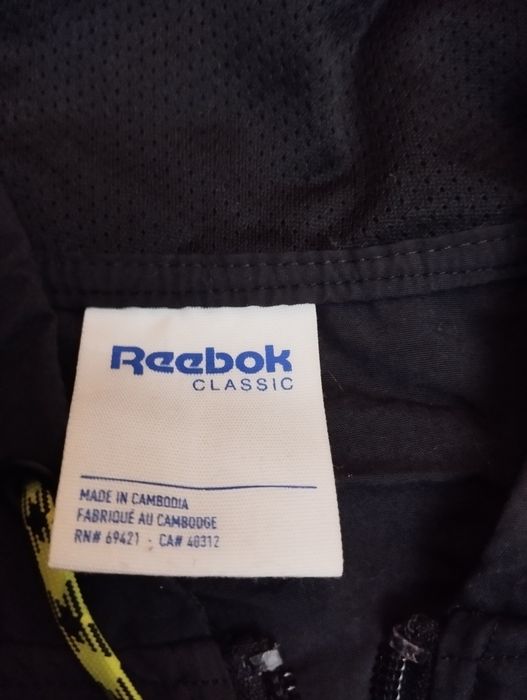 Ветровка женская б/ у . Разм М . Фирмы Reebok