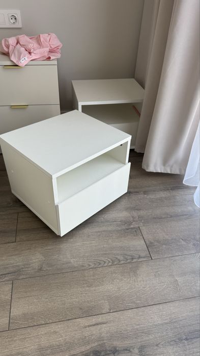 Тумбочки белые.