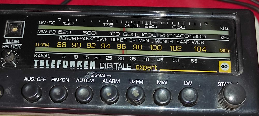 Aparat radio -TELEFUNKEN digital expert din 1974 - il vind ca defect - se aprinde