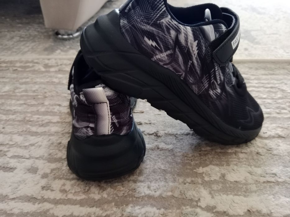 Продам новые детские кроссовки