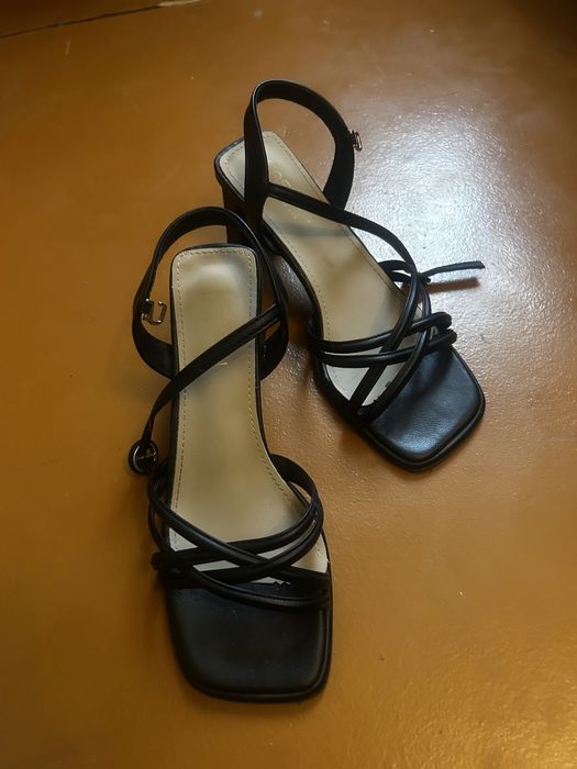 Открытые туфли на каблуке