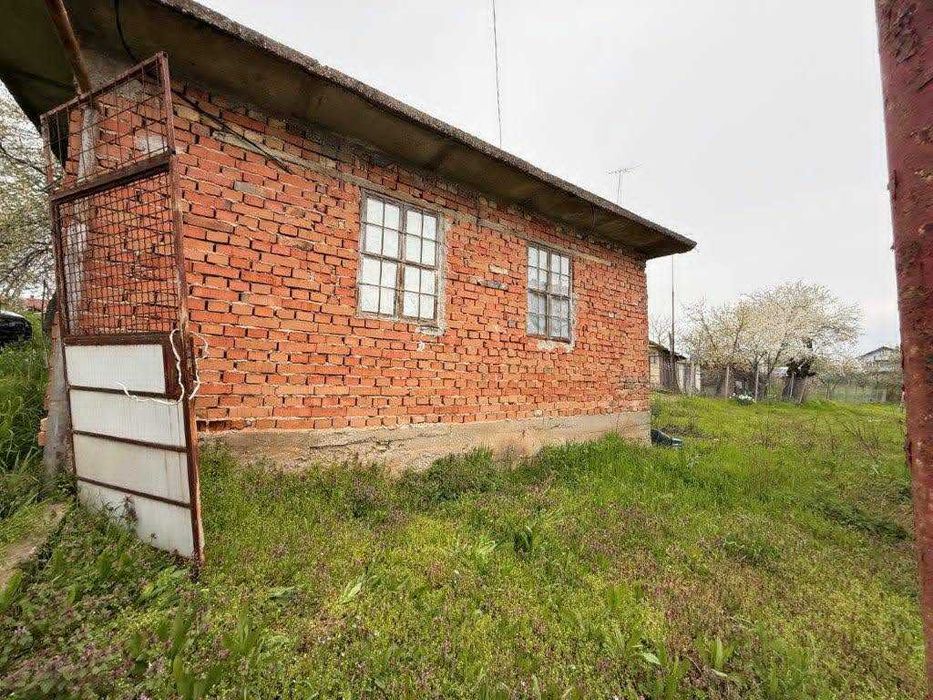 Продавам имот със сграда,гараж и парцел в с.Червена вода област Русе