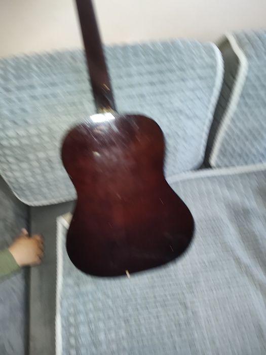 Vând chitara acustica