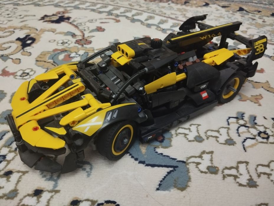 Конструктор LEGO Бугатти Болид
