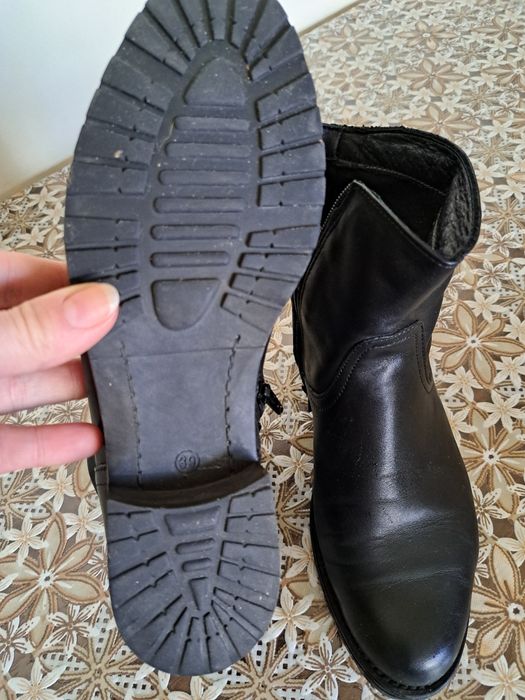 Botine negre,toc de 2cm,purtate de 2 ori