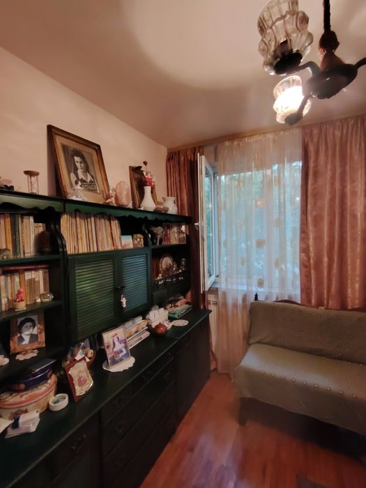 Vând apartament 4 camere parter