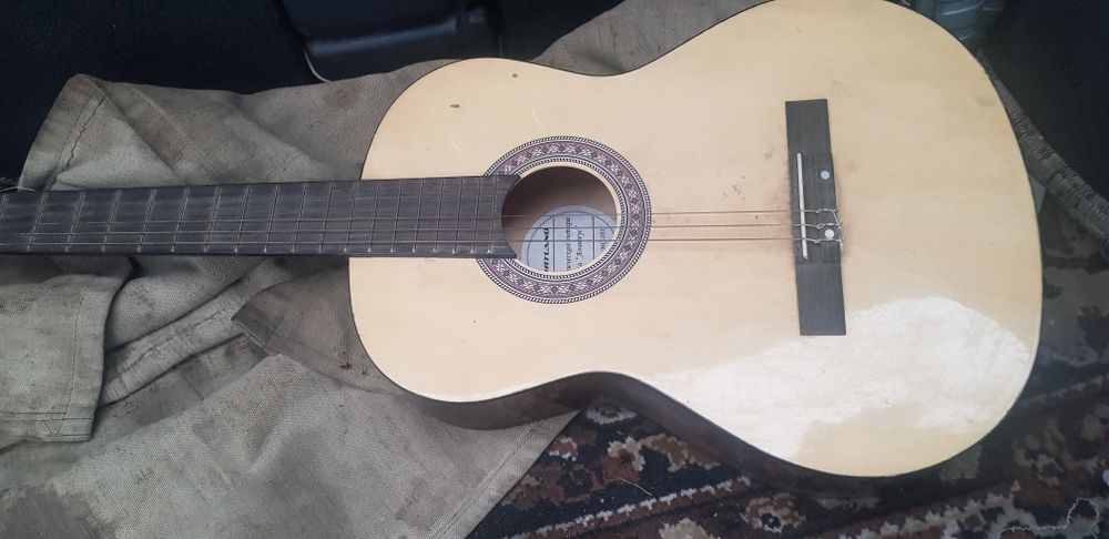 Продам гитару Амадеуес