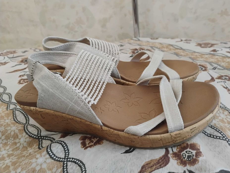 Чисто нови дамски сандали Skechers Cali Luxe Foam White Slingback Wedge (39 номер)