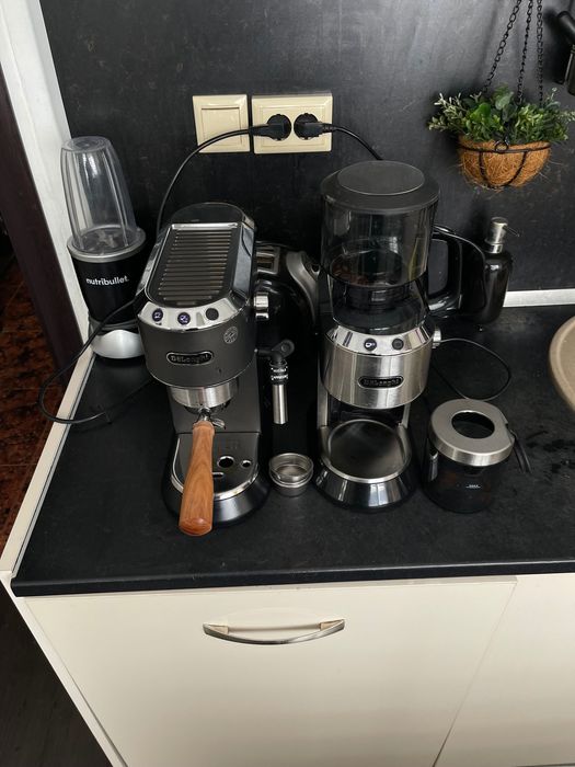 Кафемашина Delonghi Dedica + Конусна кафемелачкаDelonghi