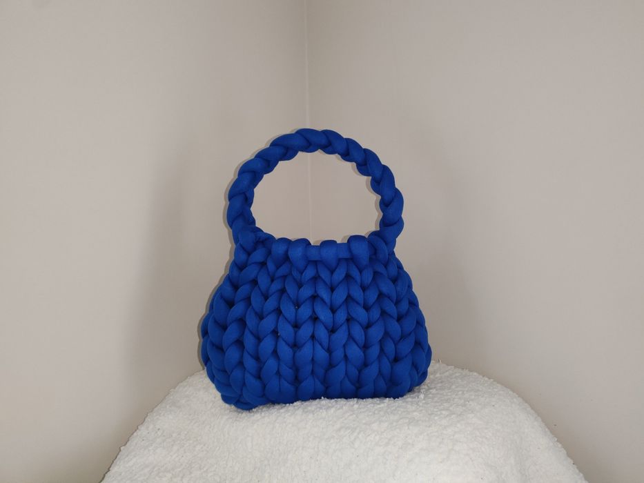 Ръчно плетени жилетки, чанти, одеяла, играчки и други