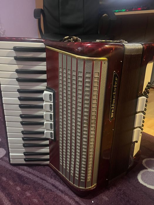 Продавам акордеон