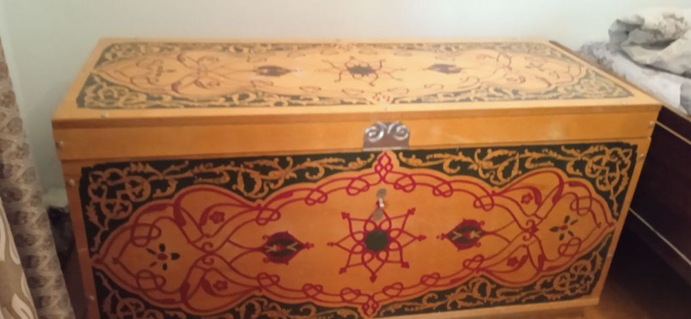 Sandiq sotiladi. Продаётся сундук.