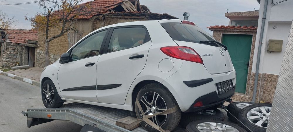 Мазда 2 цвят бяла перла / Mazda 2