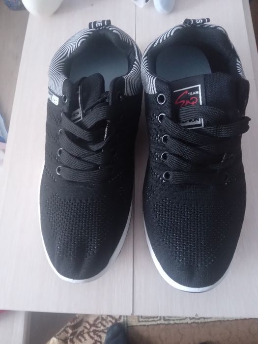 Продам летние кроссовки