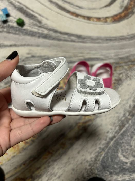 Детски сандали -бели