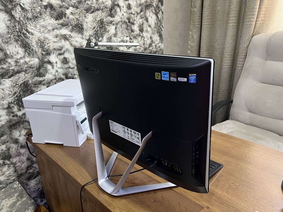 Моноблок Lenovo C560