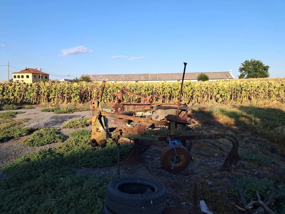 Продава плуг за малък трактор