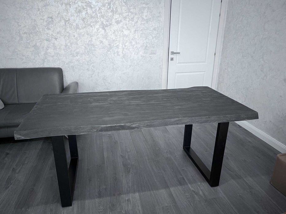 Masă gri din lemn