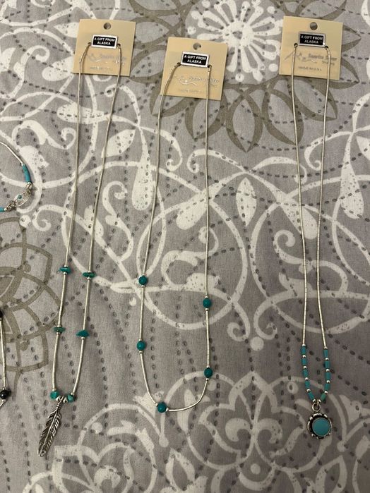 Колиета, обеци и гривни с камъни