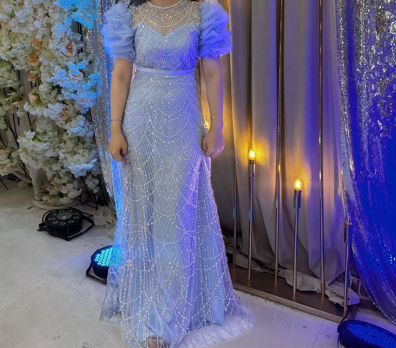 Zamonaviy moviy rangdagi toshli gipyurli kechki libos