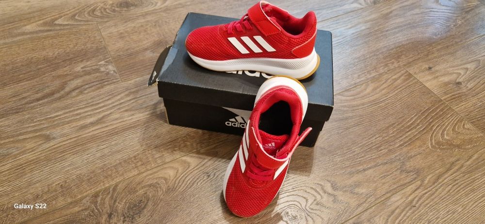 Маратонки и сандали