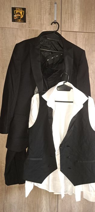 Черен мъжки костюм