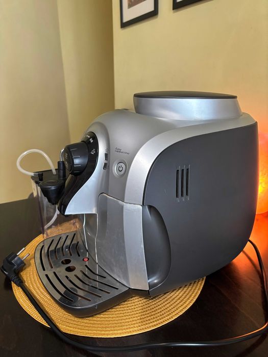 Кафе автомат Philips с капучинатор за приготвяне на капучино