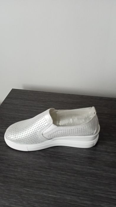 Кроссовки женские