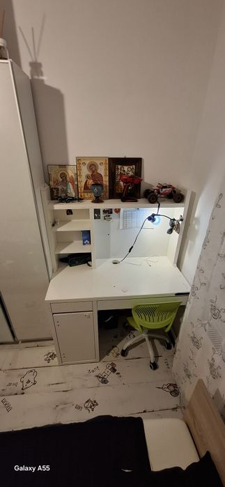 Vand birouri copii + scaune + biblioteca + covor