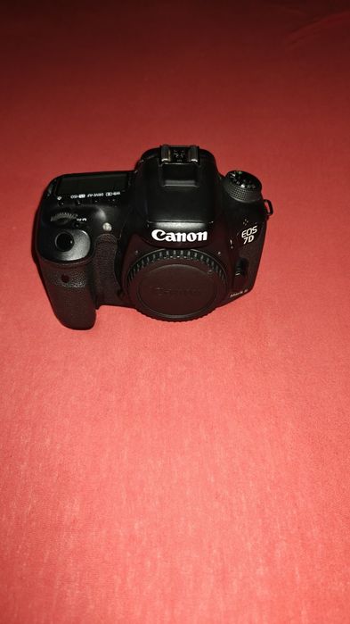 Canon EOS 7D Mark II + 18-135mm Canon f/3.5-5.6 IS STM  si grip Meike (Usor negociabil)