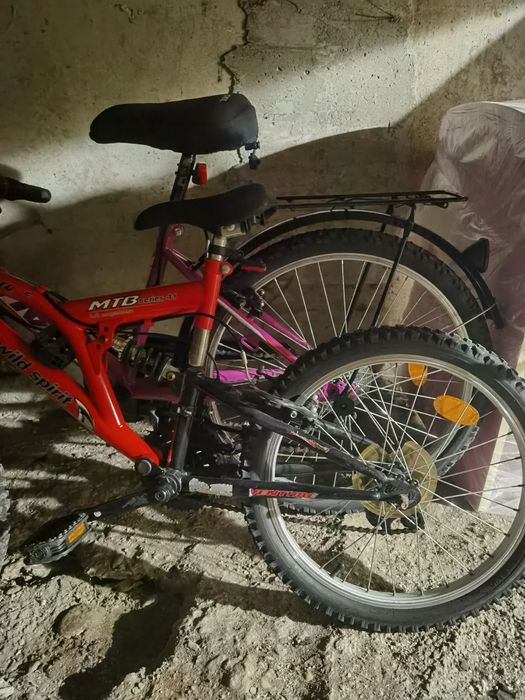 Vând doua biciclete roz și roșie fete și băieți roti 20 și 24