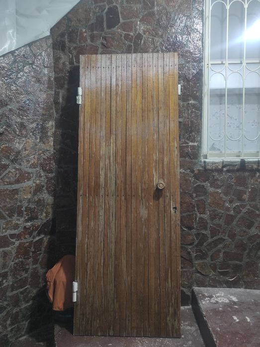 Eshik 3 lik 2.10 ga 78 lik temir srochna
