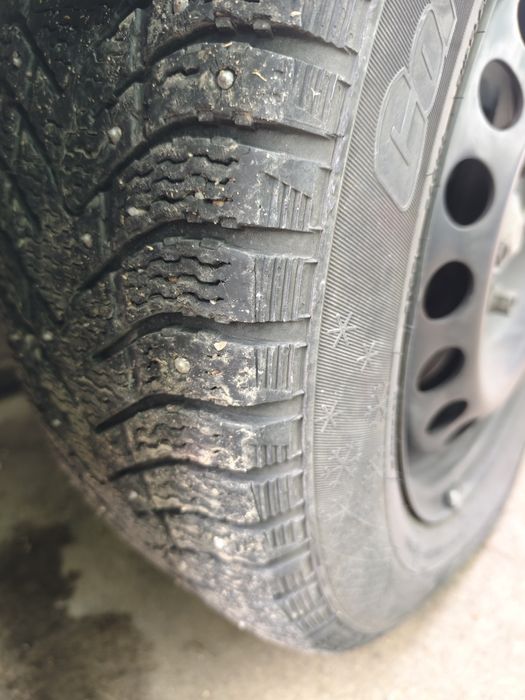 Продам шипованую резинну