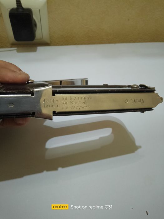 Продам ключ, молоток и степлер отличный